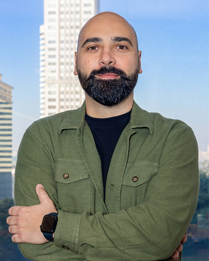 homem com óculos de grau